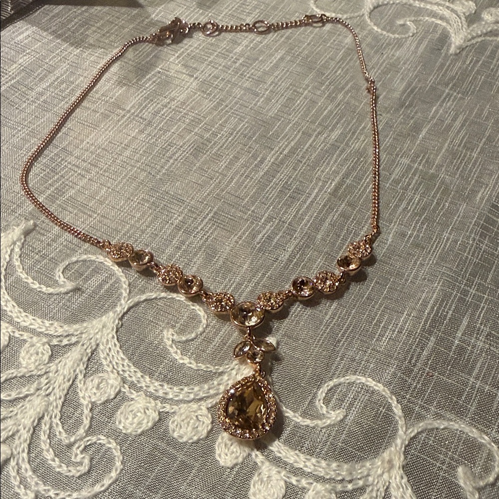 Rose Gold Teardrop Pendant Necklace - Elegant Women’s Jewelry - Picture 3 of 4